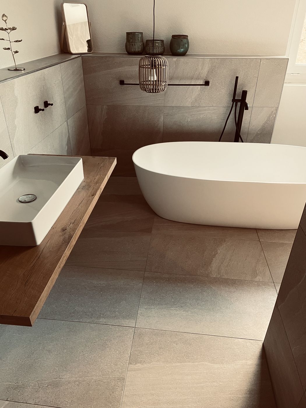 Badezimmer mit freistehender Badewanne und Holzablage