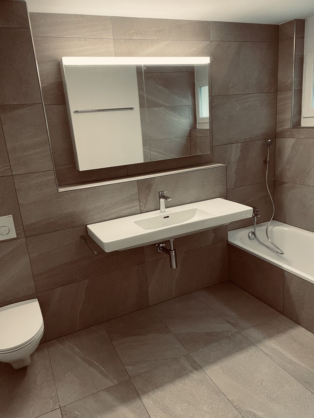 Bad mit Wanne, Waschtisch und Spiegelschrank