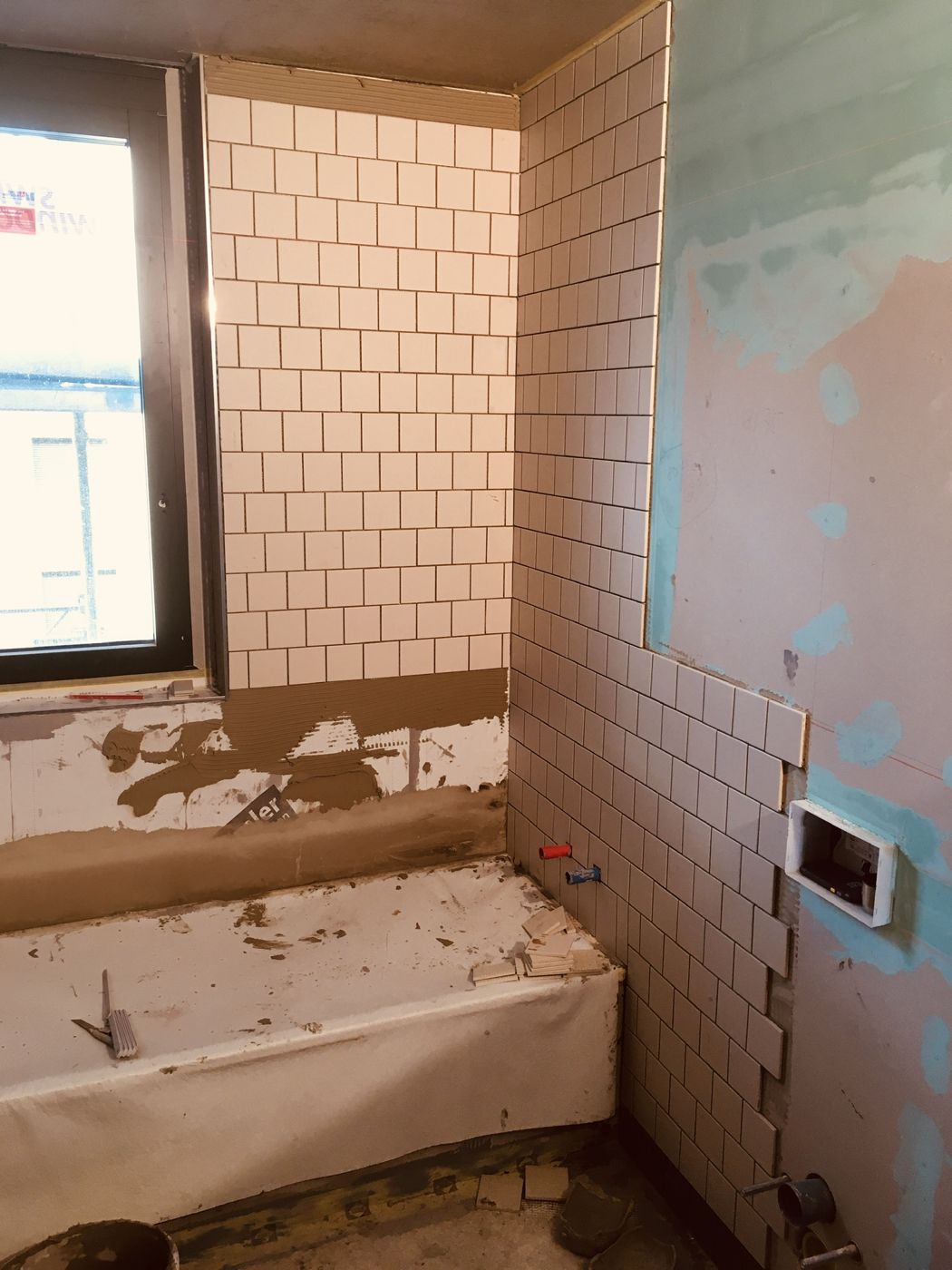 Badezimmer im Bau: Wandplatten werden gesetzt