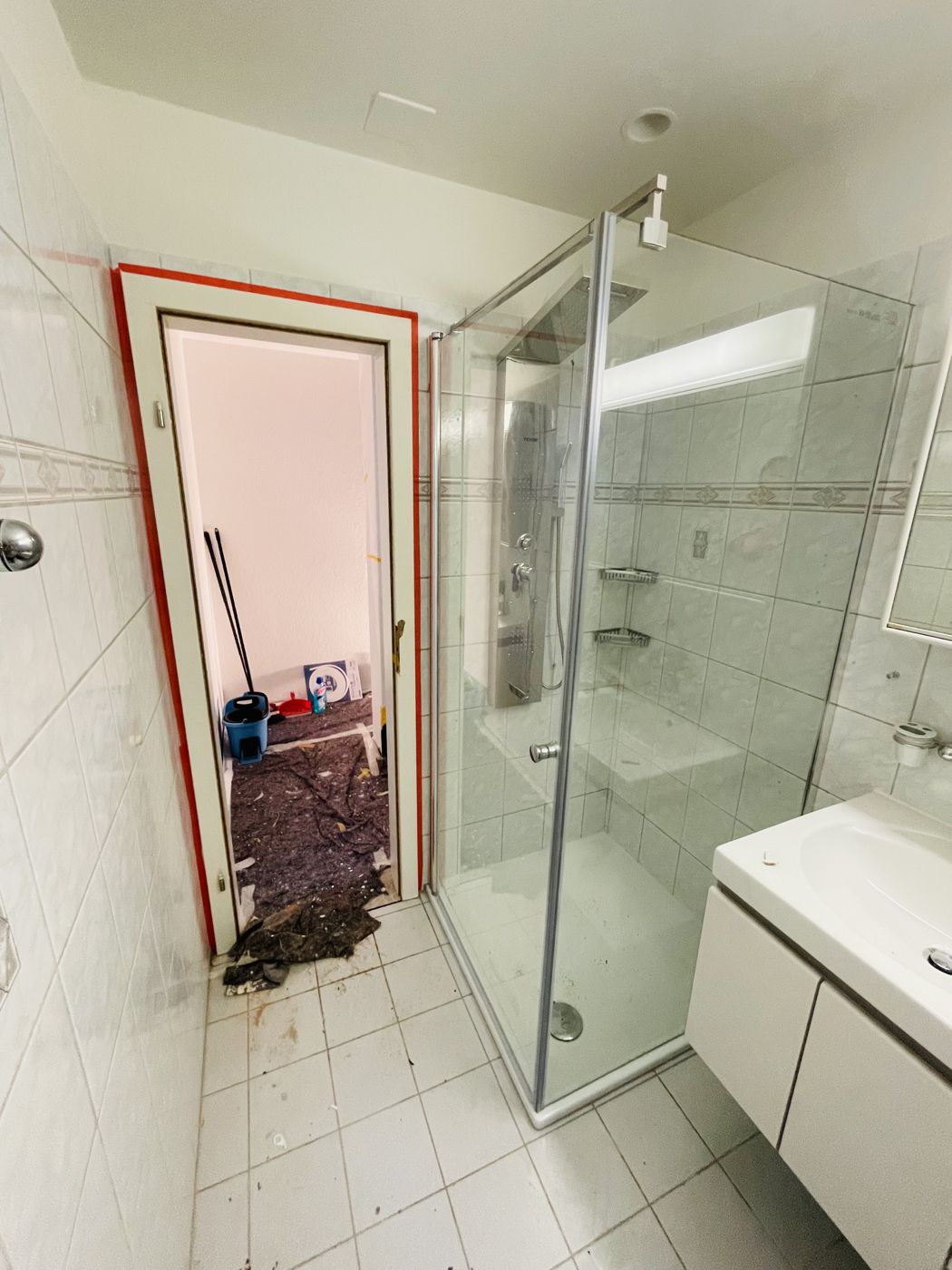 Dusche mit Glaswand und weissen Wandplatten