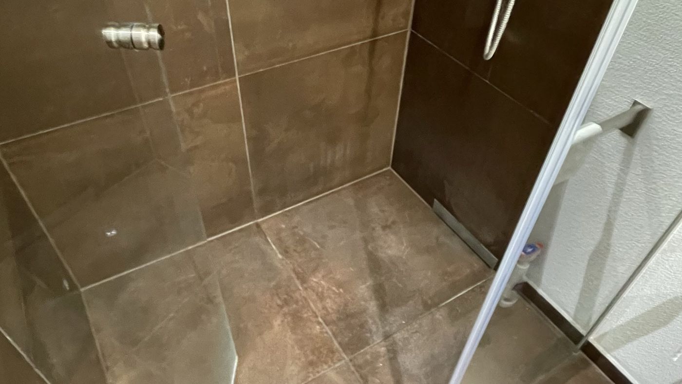 Dusche mit Grossformatplatten