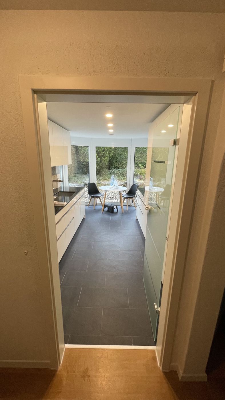 Wohnungsflur mit Blick in die Küche