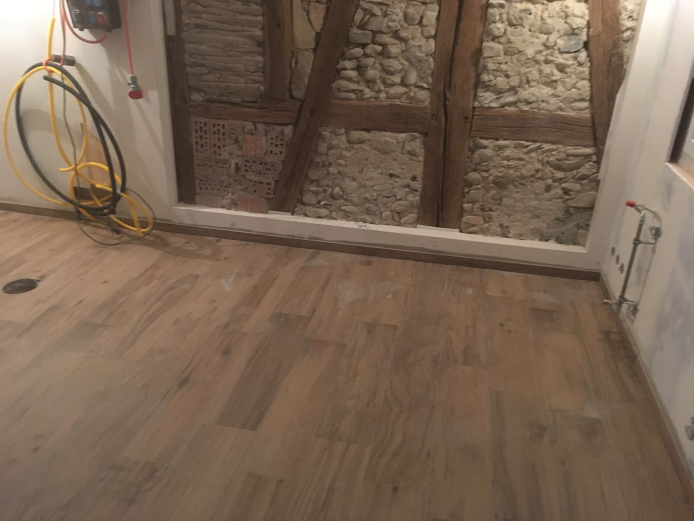 Holzoptik-Boden neben einer Fachwerkwand