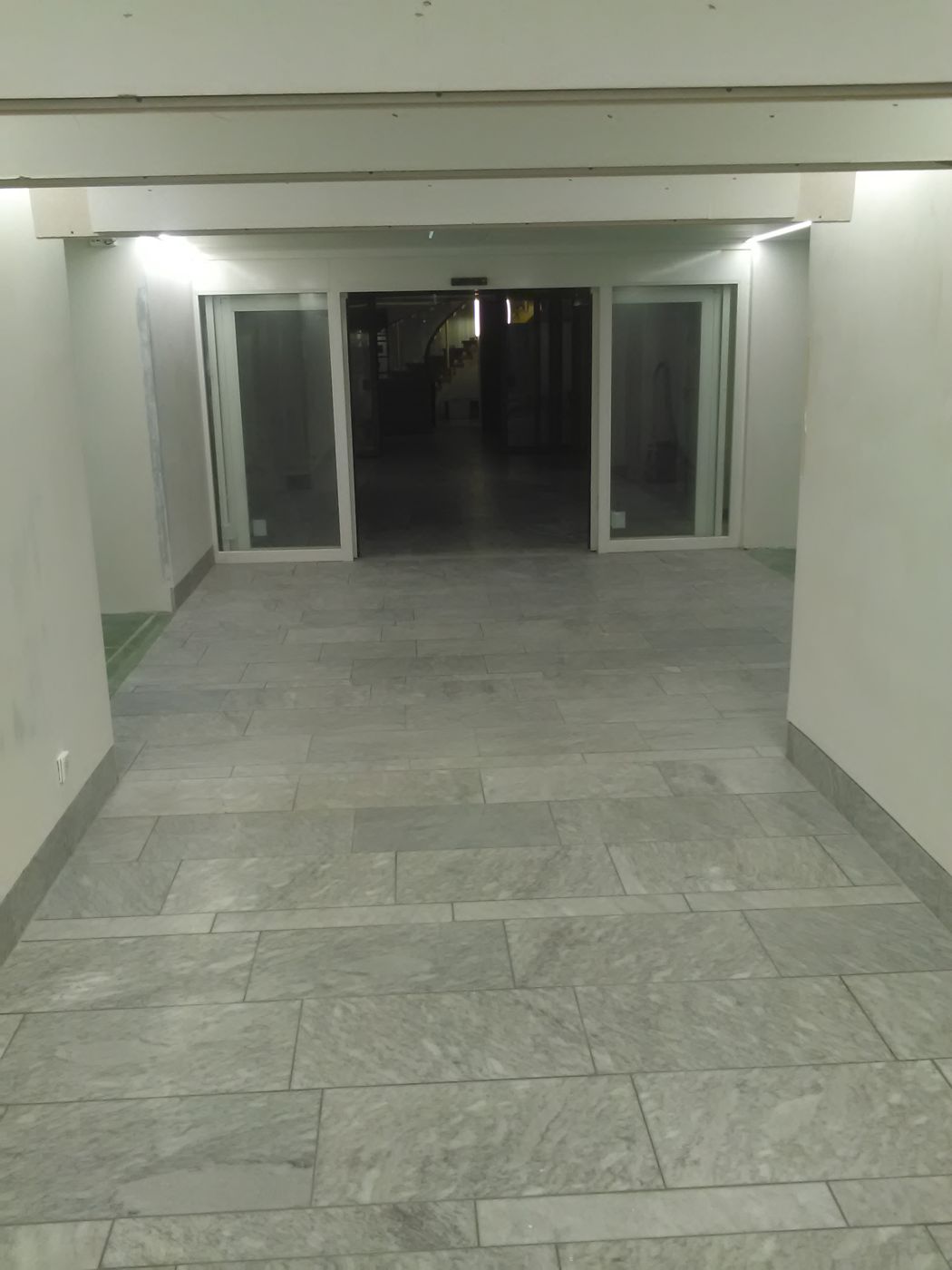 Grosse Halle mit Naturstein-Boden