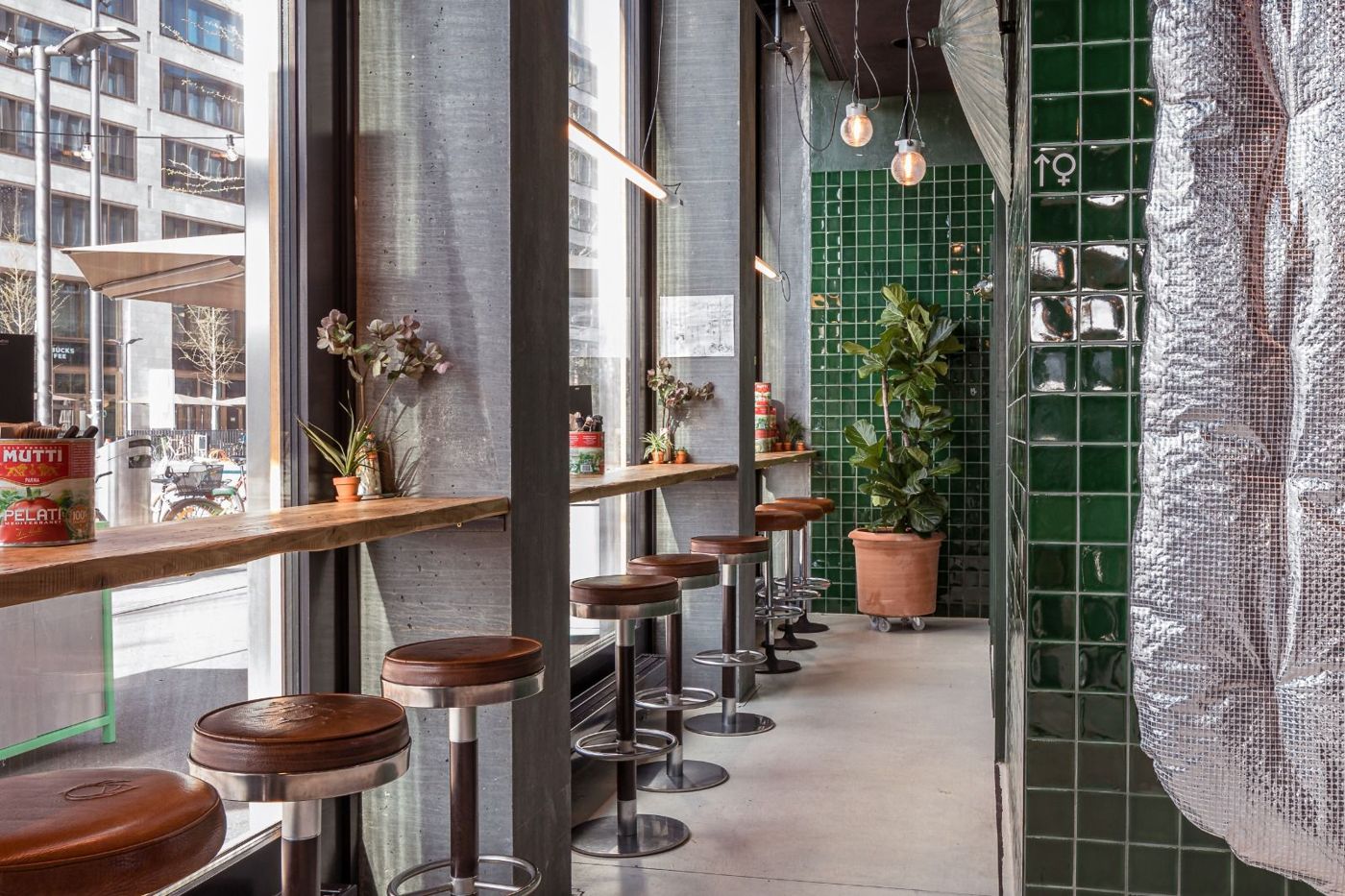 Restaurant mit Fensterbar und grünen Wandplatten