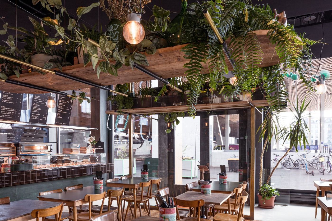 Restaurant mit begrünter Decke und grün glasierten Platten