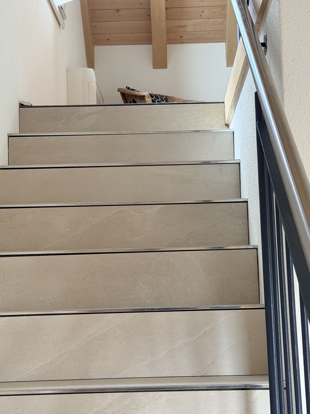 Treppe mit Stufen aus Feinsteinzeug