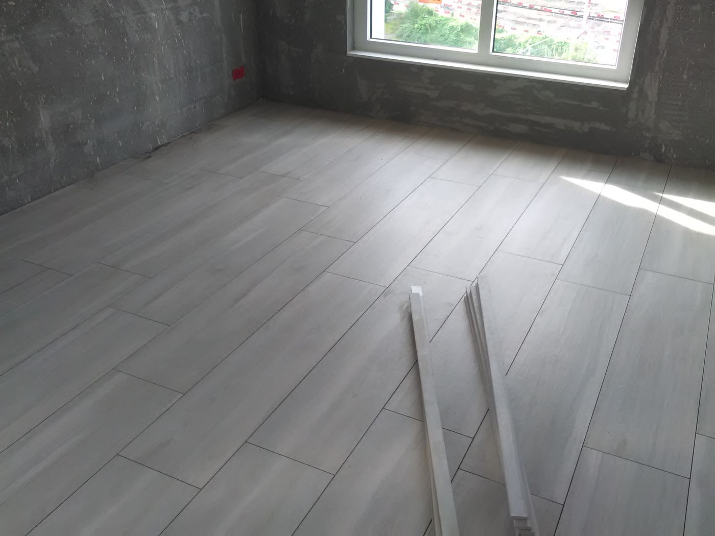 Leeres Zimmer mit Holzoptik-Boden